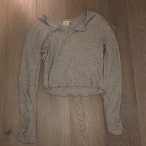 grey long sleeve shirt